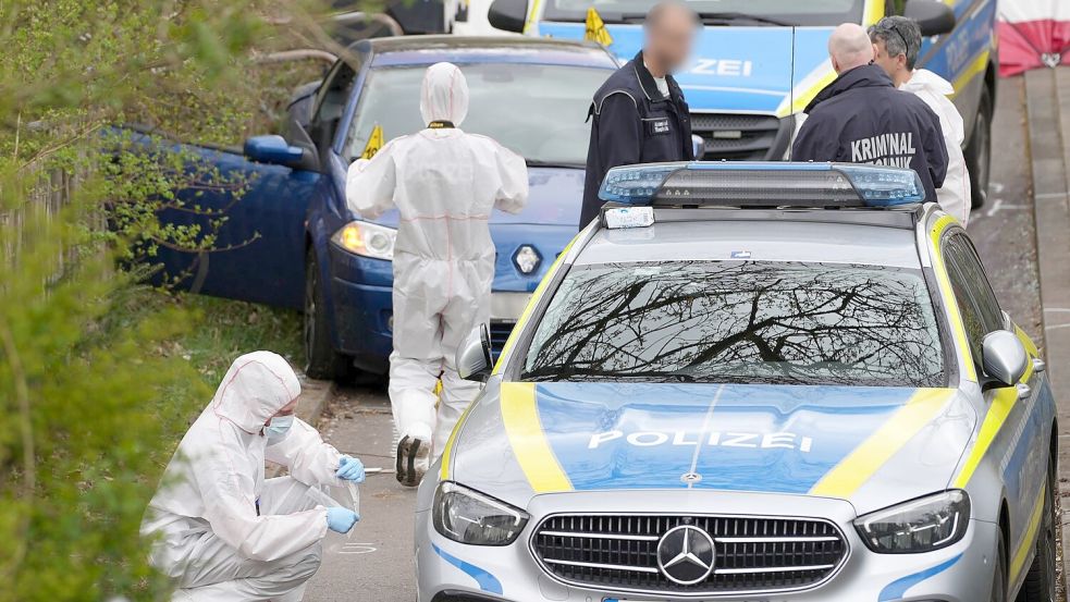 Auch eine Polizistin wurde verletzt, als sie zwischen zwei Autos eingeklemmt wurde Foto: Kevin Schößler/dpa
