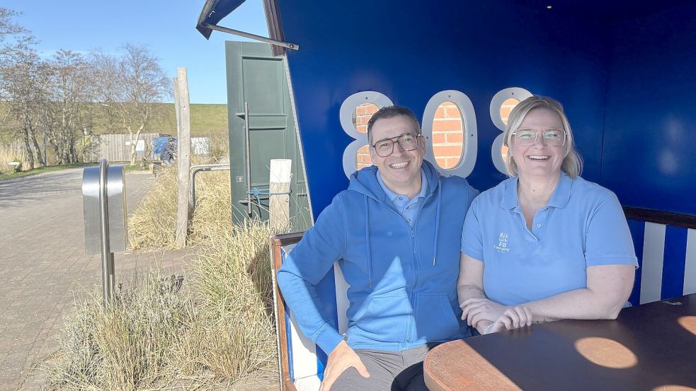 Thorsten und Katrin Tusch sind die neuen Manager des Campingplatzes am Deich in Upleward. Foto: Hannah Weiden