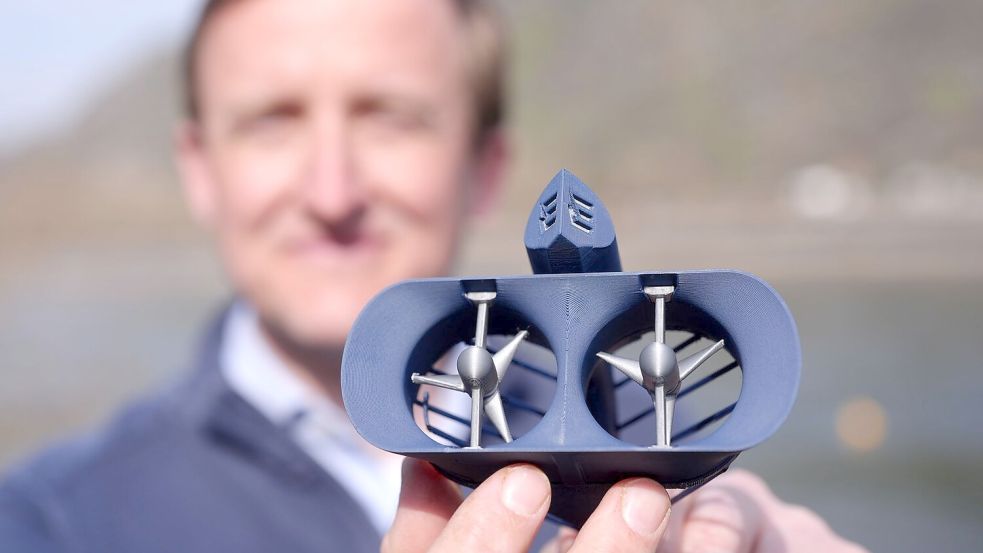 Zwei Turbinen drehen sich durch die Strömung des Flusses. (Archivbild) Foto: Thomas Frey/dpa