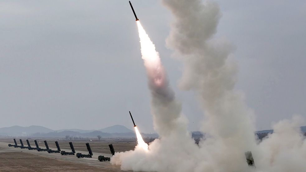 Nordkorea hat erneut mehrere Raketen getestet. (Archivbild) Foto: Uncredited/KCNA via KNS/AP/dpa