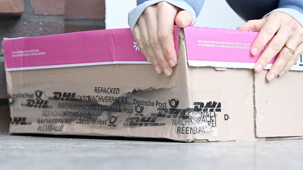 Das mit Klebeband notdürftig geflickte Paket ist endlich da, der Inhalt kaputt: Eine beispielhafte Szene aus Deutschland im November 2025. Foto: Wolf von Dewitz/dpa
