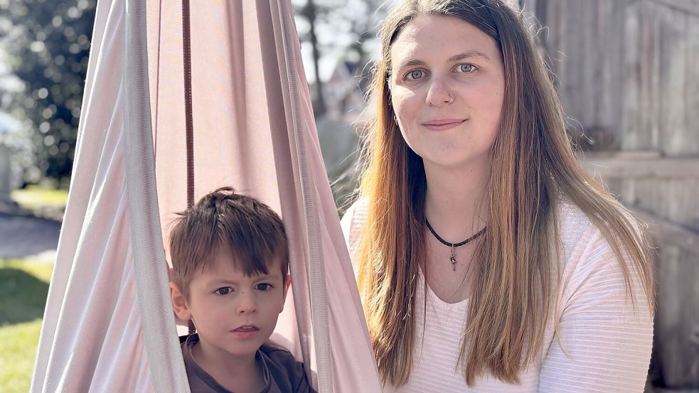Mama Carina Mombeck und ihr Sohn Dean, der in wenigen Monaten fünf Jahre alt wird. Foto: Florian Ferber