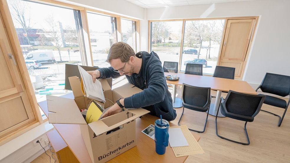 Bürgermeister Hendrik Schulz hat persönliche Dinge für sein Büro noch in einem Karton verpackt. Sein neues Amtszimmer hat Blick auf die Straße. Foto: Klaus Ortgies
