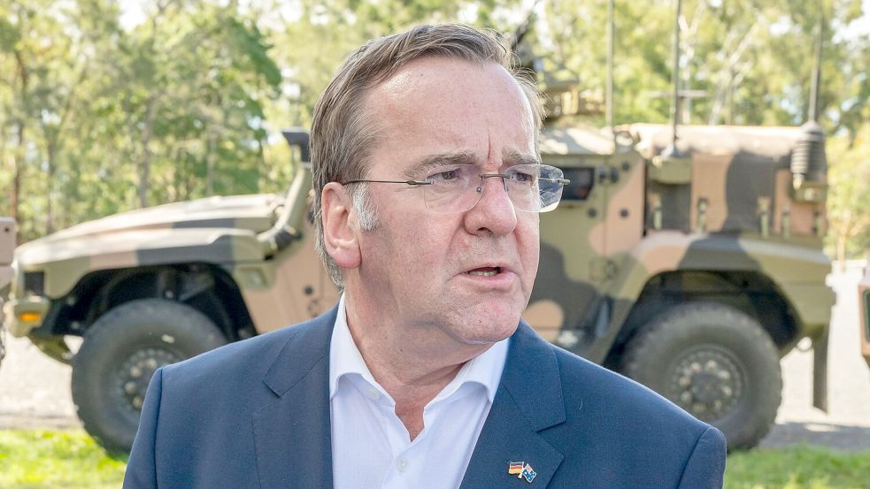 Männer der Altersgruppe 17 bis 45 brauchen nach Angaben von Verteidigungsminister Boris Pistorius (SPD) keine Genehmigung für lange Auslandsaufenthalte. (Archivbild) Foto: Peter Kneffel/dpa