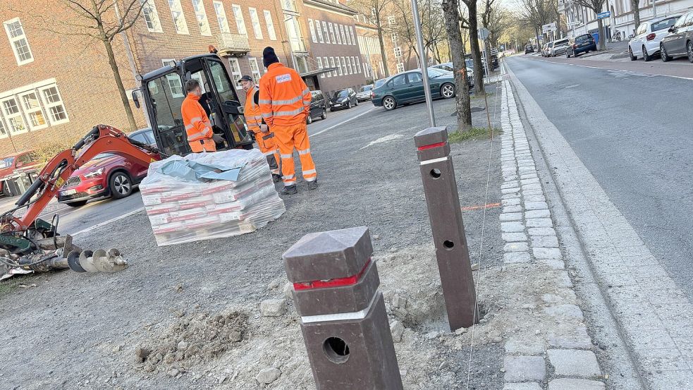 Arbeiten jetzt den Mittelstreifen der Ringstraße ab: die BEE-Mitarbeiter Timo Davids, Sven Schulz und Klaus Boomgaarden (von links). Fotos: Stephanie Schuurman