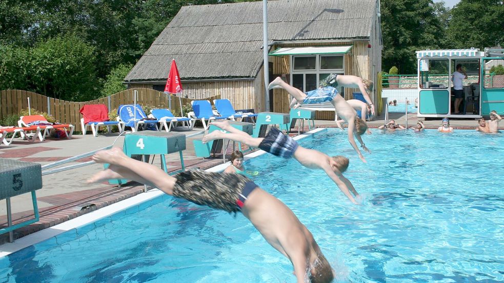 Bis 2010 lockte das Freibad auf der Grenze von Ostrhauderfehn und Rhauderfehn zum Badespaß. Daran denken viele Fehntjer noch gerne zurück. Viele wünschen sich wieder ein Bad. Foto: Archiv