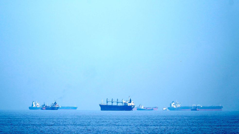 Wie die Bundesregierung fordert auch Griechenland eine gebührenfreie Passage durch die Straße von Hormus. (Archivbild) Foto: Altaf Qadri/AP/dpa