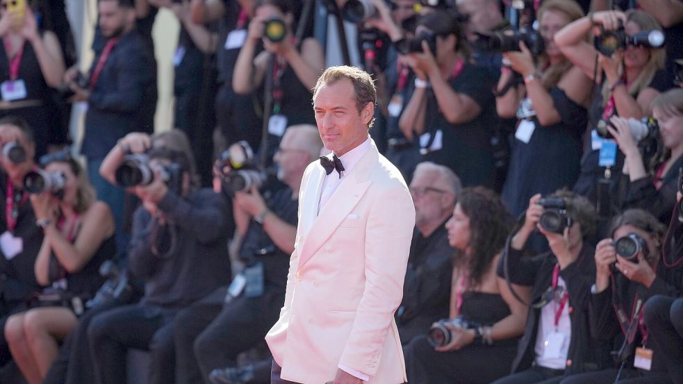 Jude Law vor der Premiere des Films in Venedig. (Archivbild) Foto: Alessandra Tarantino/Invision/AP