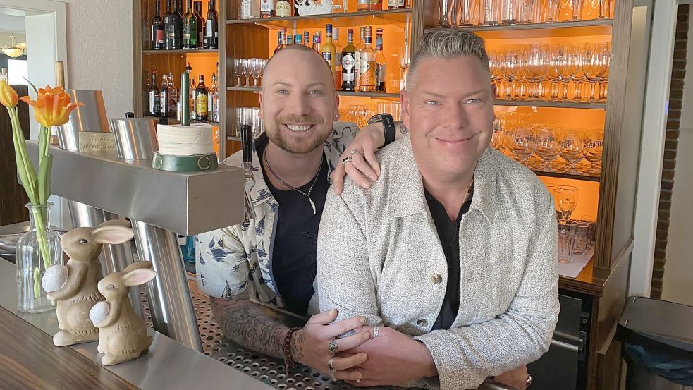 Mario Gerdes (rechts) und sein Mann Marcel Lutter-Gerdes führen das Hotel-Restaurant Nordstern in Ostbense seit März 2026. Foto: Imke Oltmanns