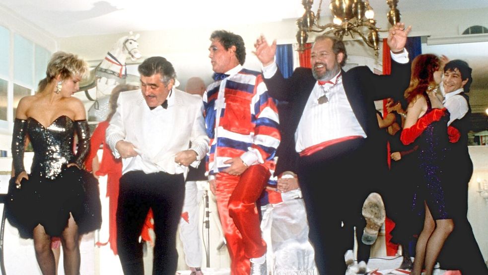 Adorf (2. v. l.) in der BR-Kultserie „Kir Royal“. (Archivbild) Foto: Ursula Düren/dpa