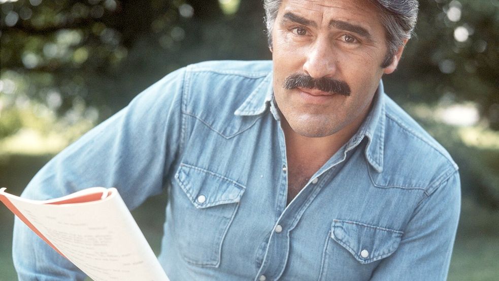 Adorf während der Dreharbeiten zum Film „Fedora“. (Archivbild) Foto: Istvan Bajzat/dpa