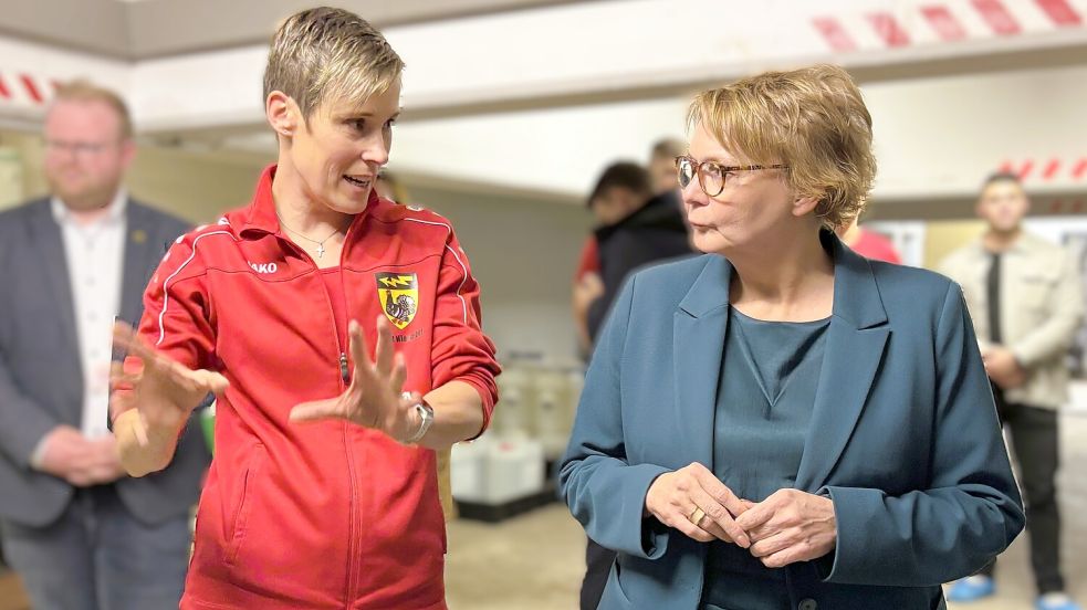 Blick in den Keller unter dem Becken: Badleiterin Britta Lampen erklärt der niedersächsischen Sportministerin Daniela Behrens die Problemstellen im Wiesmoorer Hallenbad. Vom Land hat das Bad bereits die Zusage über 2,3 Millionen Euro erhalten. Foto: Nicole Böning