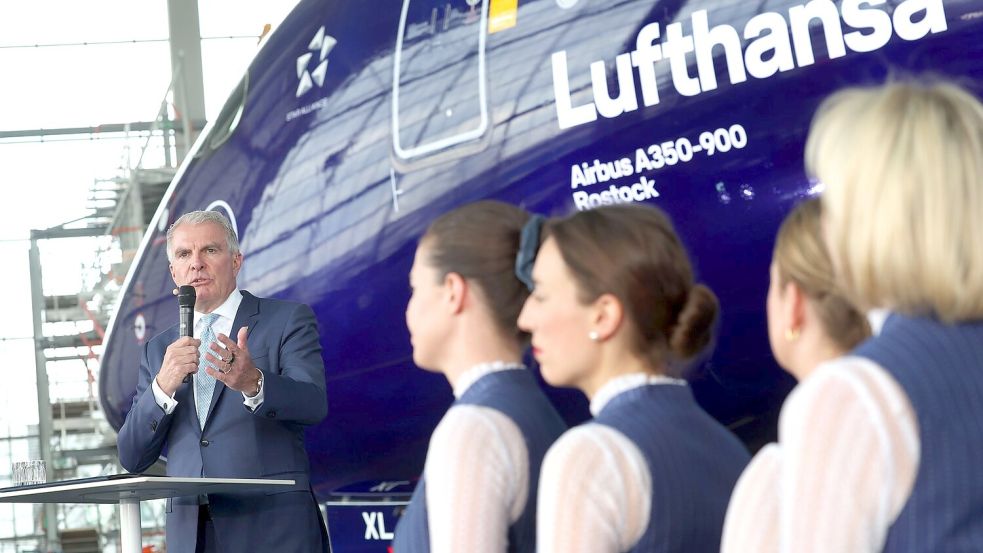 Lufthansa-Chef Carsten Spohr und Flugbegleiterinnen. Foto: Karl-Josef Hildenbrand