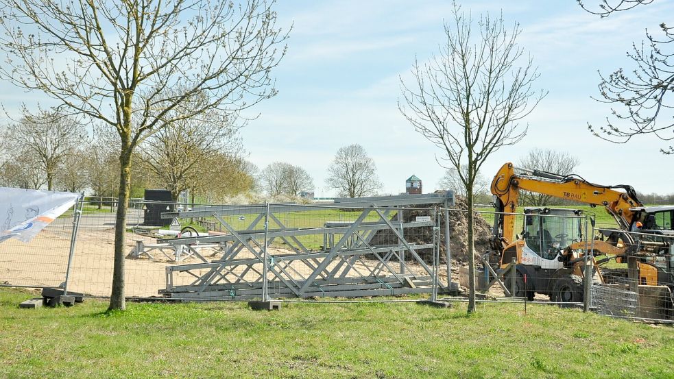 Die Fundamentarbeiten für den Leitfunkmast auf Bingumer Seite der Jann-Berghaus-Brücke sind abgeschlossen. Wenn das Fundament ausgehärtet ist, wird der Funkmast aufgestellt. Foto: Bodo Wolters