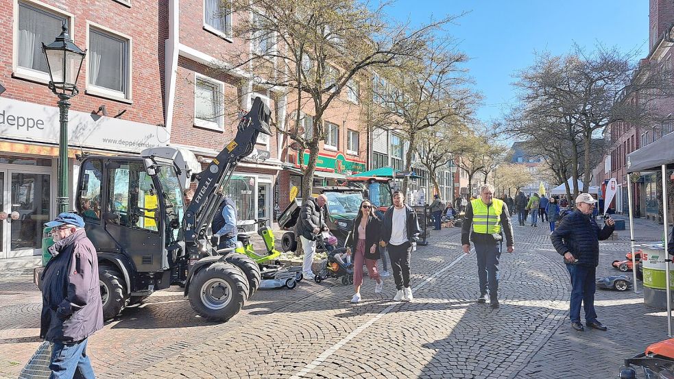 Beim Frühlingsfest in Emden werden auch landwirtschaftliche Geräte gezeigt. Fotos: Veranstalter