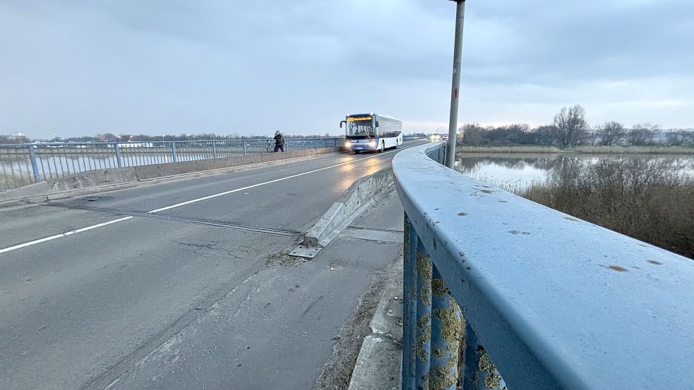 Für den Busverkehr von Leer ins Oberledingerland ist die Ledabrücke von großer Bedeutung. Foto: Jonas Bothe/Archiv