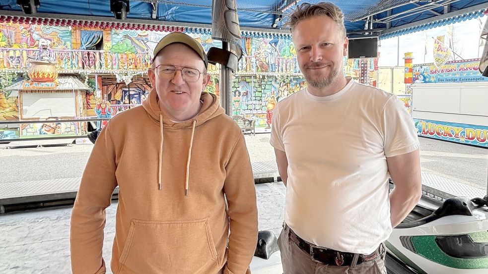 Franz Langenscheidt, Vorsitzender des Schaustellerverbands Wilhelmshaven (links) und Timo von Halle, Vorsitzender des Schaustellerverbands Ostfriesland, kennen sich mit Jahrmärkten bestens aus. Sie setzen große Hoffnung in den Auricher Ostermarkt. Foto: Lasse Paulsen
