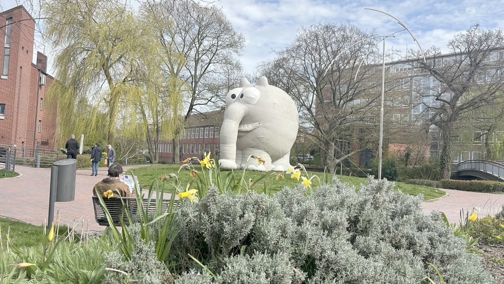 Der fällt auf: Ein riesiger, aufgeblasener Ottifant steht seit Donnerstag, 9. April 2026, vor der Emder Kunsthalle. Fotos: Lotta Groenendaal