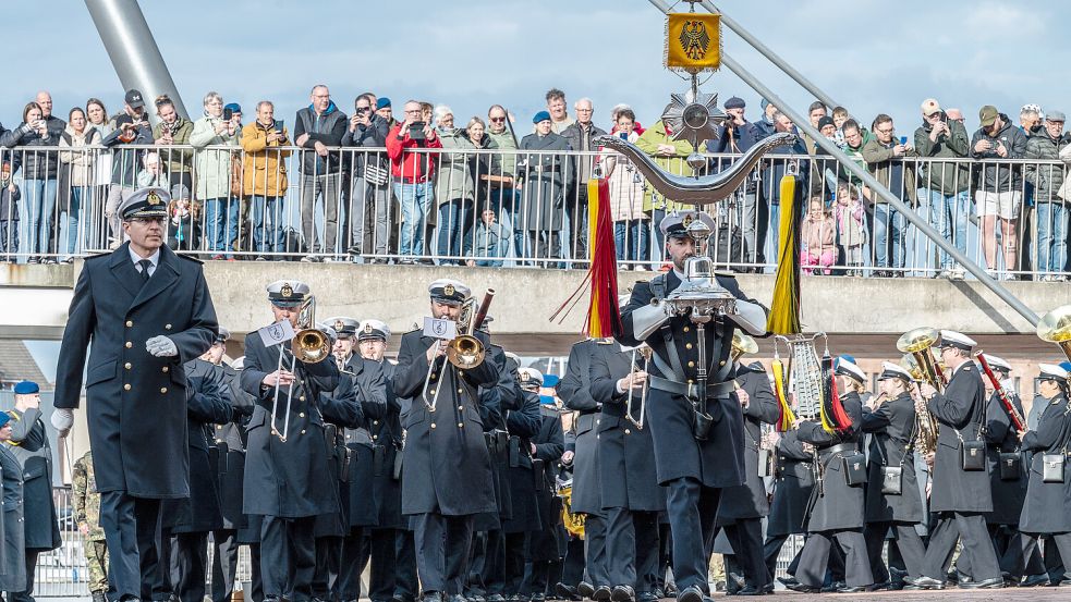 Das Marinemusikkorps aus Wilhelmshaven war auch mit beim öffentlichen Appell in Leer. Foto: Klaus Ortgies