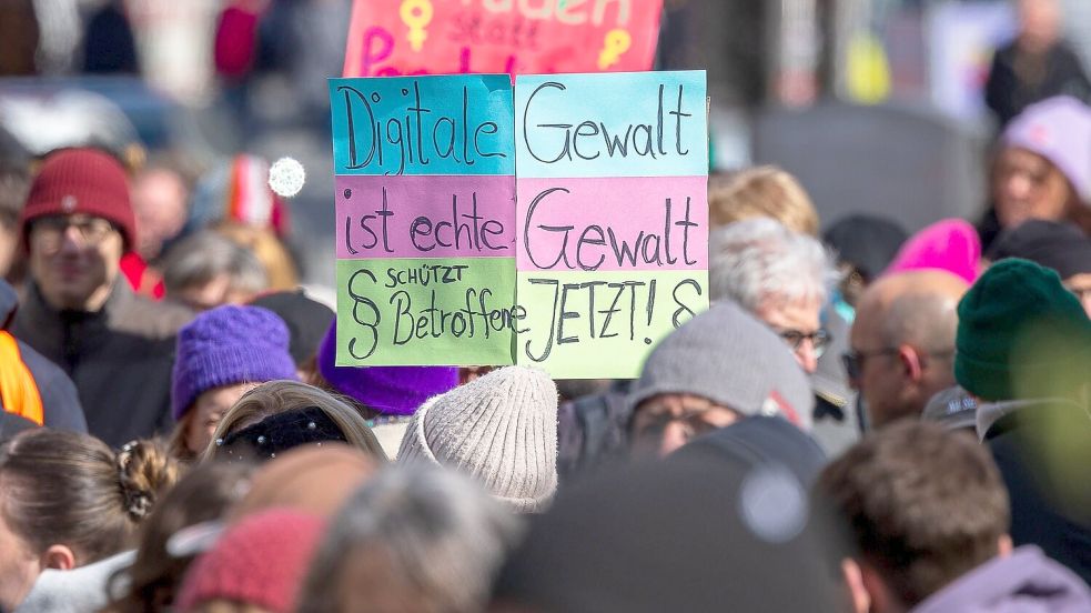 „Digitale Gewalt ist echte Gewalt“ steht auf einem Schild bei einer Demonstration. Foto: IMAGO / Ardan Fuessmann