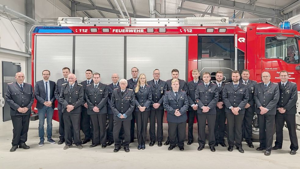 Auch die aktiven Kräfte zogen Bilanz. Das Foto zeigt die ernannten und geehrten Feuerwehrleute sowie Gäste auf der Sitzung. Foto: Bodo Wolters