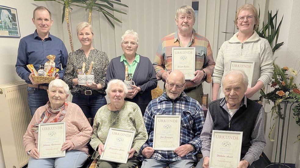 Das Foto zeigt die geehrten Mitglieder des RKZV Norden (stehend, von links): Stephan Siemers, Inka Siemers, Anke Wiegmann, Berndt Backer und Jörg Gummels sowie (sitzend, von links): Johanne Rüstmann, Jürgendine Ecker, Jan Sprenger und Wilhelm Arndt. Foto: Anka Arndt-Gummels