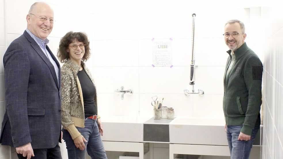 Elenor Simon-Löcken führt den Vorständen Bernd Böke (links) und Klaus-Dieter Hillrichs von der Hans-Heyo-Prahm-Stiftung die neuen Waschplätze vor. Foto: privat