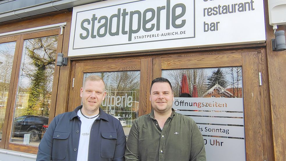 Eike Reimers (links) und Marvin Herms von der Stadtperle wünschen sich eine fröhliche Familienmaifeier. Foto: Karin Böhmer