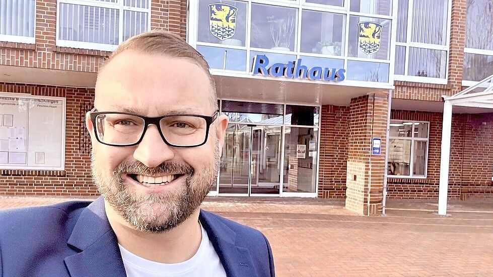 Sven Behrens will ins Rathaus in Hage. Foto: privat