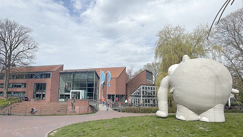 Der Ottifant schaut auf die Kunsthalle. Warum wurde er hier aufgestellt?