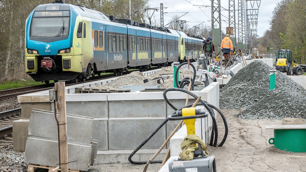 Aktuell wird am Bahnsteig in Richtung Emden noch gearbeitet. Foto: Klaus Ortgies