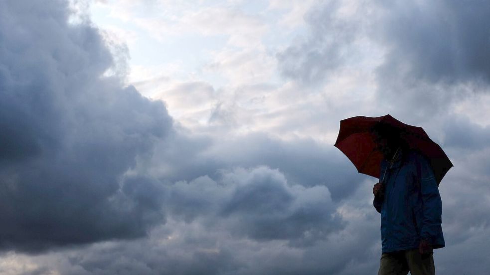 Beim Sonntagsspaziergang sollte je nach Region ein Regenschirm mitgenommen werden. (Archivfoto) Foto: Martin Gerten/dpa