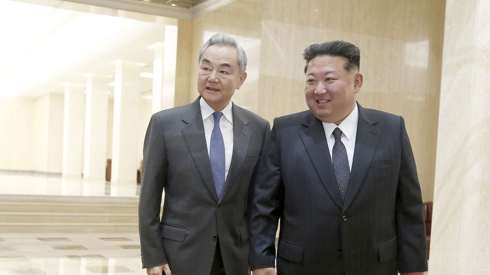 Chinas Außenminister Wang Yi (l) ist erstmals seit sechs Jahren nach Nordkorea reist - und traf dort auf Machthaber Kim Jong Un. Foto: Wang Chao/XinHua/dpa