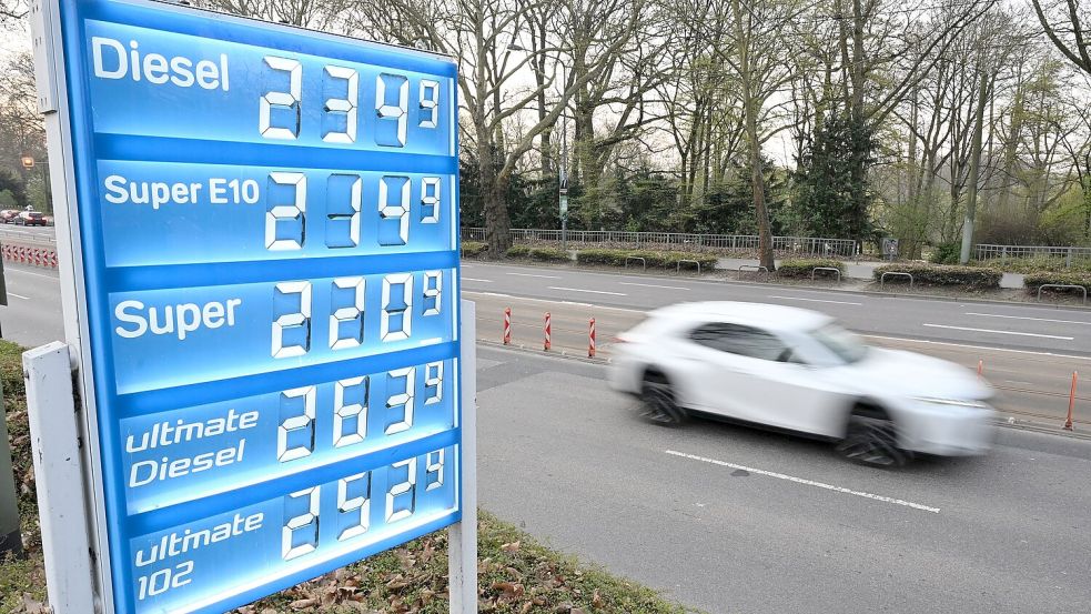 Sprit ist nach wie vor teuer - aber nicht mehr so teuer wie noch vor einigen Tagen. Foto: Michael Brandt