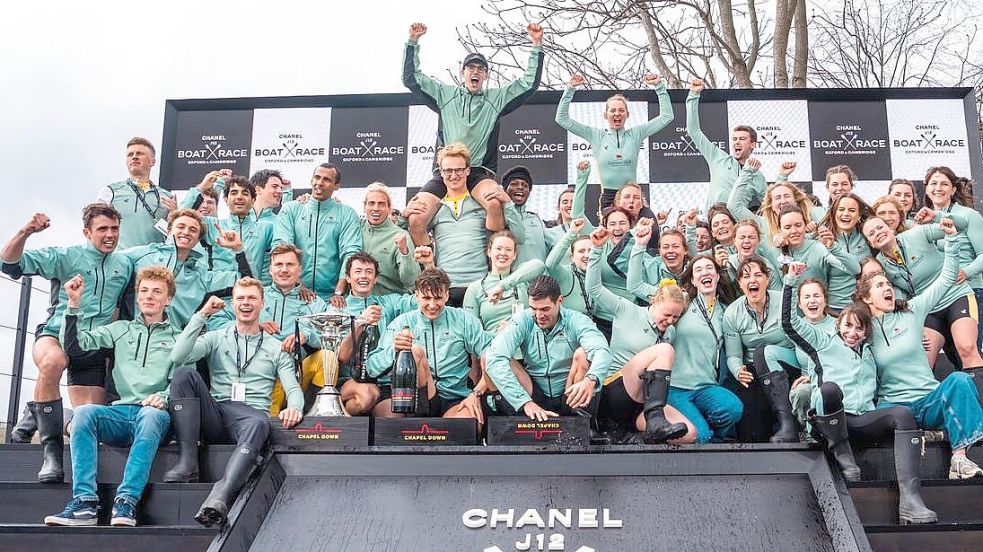 Leonard Brahms (Mitte) hat den jubelnden Matt Edge auf seinen Schultern, der zum siebten Mal am Boat Race teilnahm. Foto: Nordin Catic