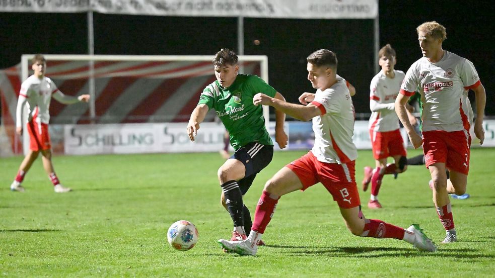 Der TuS Pewsum (links Dirk Frerichs) möchte den Verfolger SV Großefehn (im Zweikampf Hauke Booms) im direkten Duell auf Distanz halten – am liebsten den Vorsprung sogar noch vergrößern. Foto: Jens Doden/Blomberg