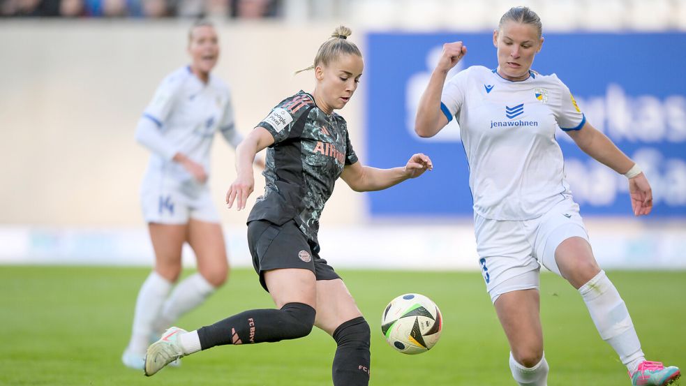 Toma Ihlenburg (rechts, hier um Zweikampf mit Fußball-Nationalspielerin Gulia Gwinn) verlässt Jena nach zwei Jahren. Foto: Imago