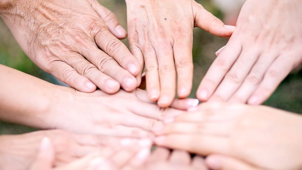 Besondere Personen aus dem Ehrenamt sollen auch 2026 wieder das „Blinkfüür“ bekommen. Symbolfoto: Pixabay