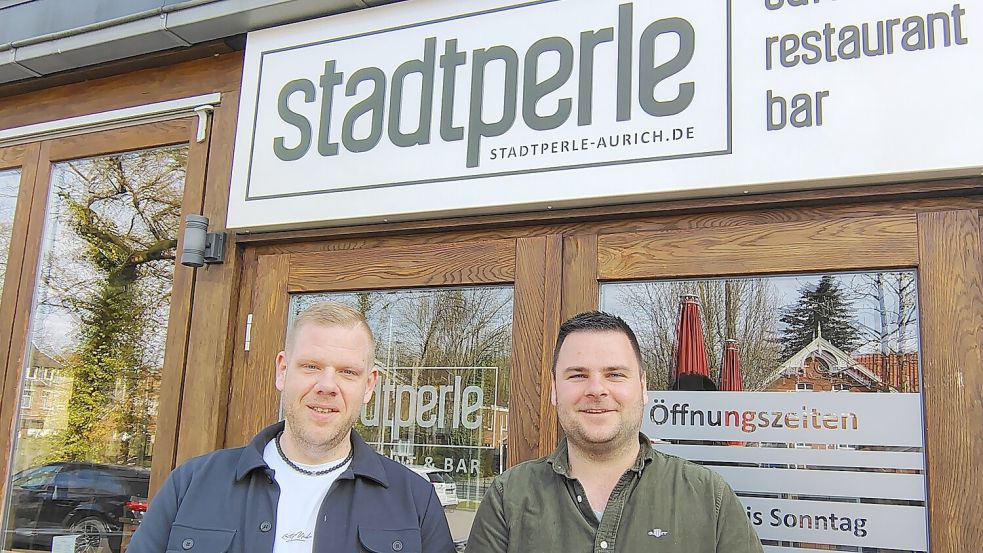 Eike Reimers (links) und Marvin Herms von der Stadtperle wünschen sich eine fröhliche Familienmaifeier. Foto: Karin Böhmer