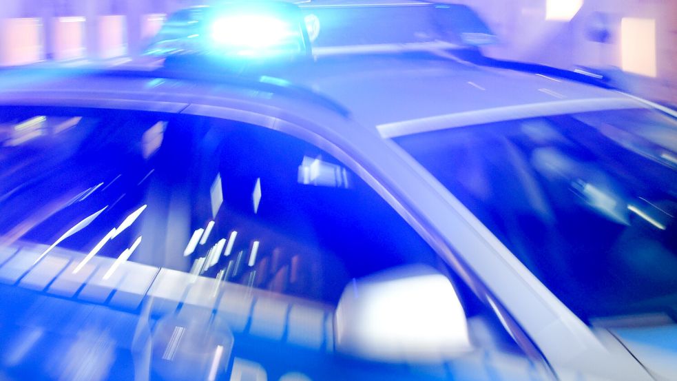 Die Auricher Polizei rückte am 1. April zu einer Schlägerei vor dem Rathaus aus. Foto: dpa