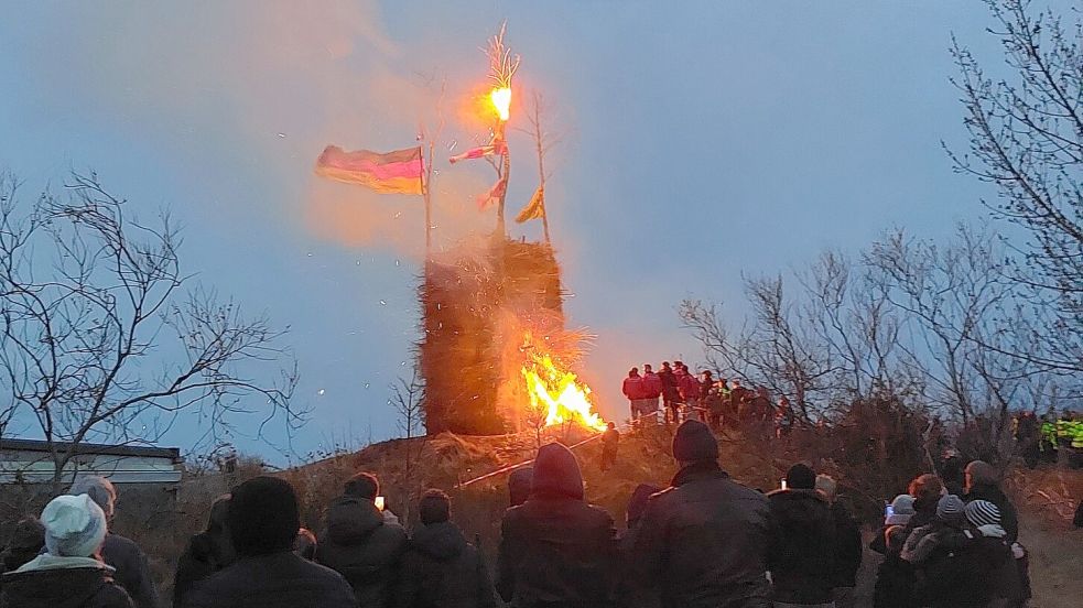 Oberhalb des Osterfeuers waren mehrere Flaggen gehisst. Foto: Privat