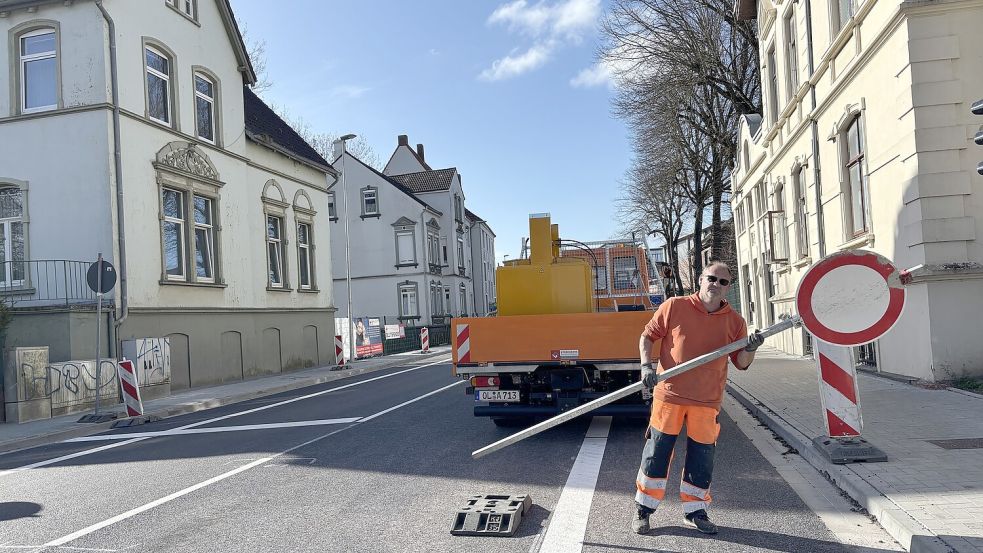 Das letzte Sperrschild: Alexander Altergott räumt Straße und Radweg frei. Fotos: Stephanie Schuurman