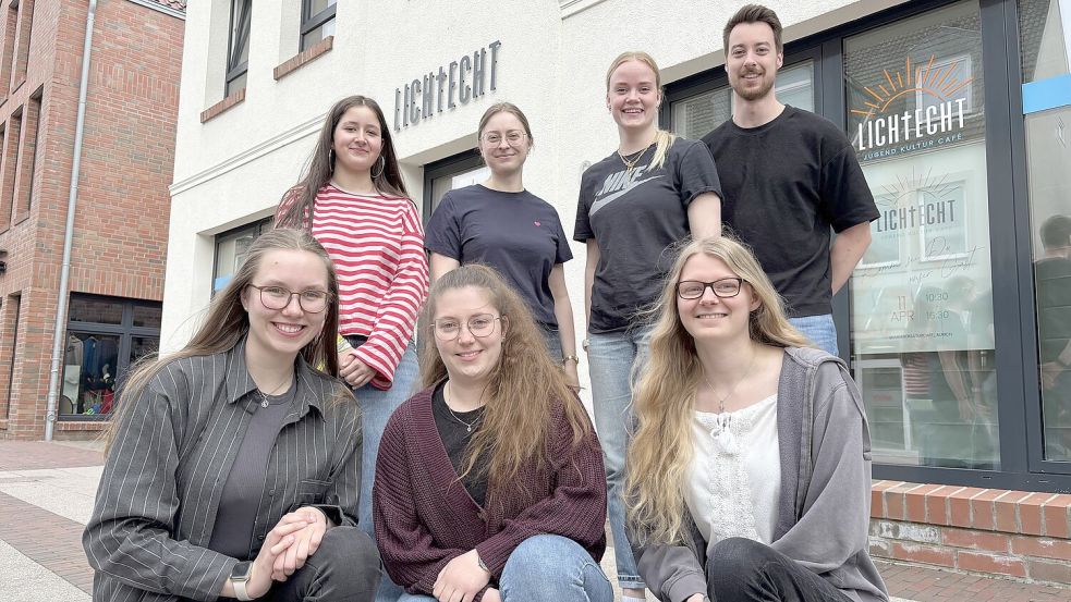 Viel Arbeit in das Jugendkulturcafé „Lichtecht“ haben unter anderem diese Mitglieder der evangelischen Jugend gesteckt: Antjelina Janssen (vorne, von links), Janna Albers, Hanna Kruse sowie Marlene Frühling (hinten, von links), Nicole Friesen, Dana Wittenberg und Sönke Fecht. Foto: Mieke Matthes