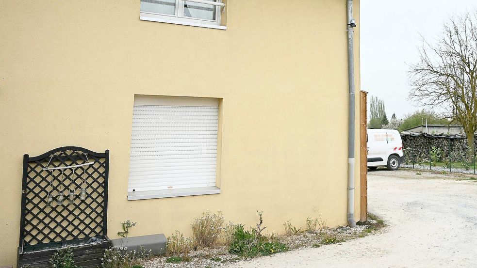 Polizeibeamte haben in einem Lieferwagen einen neunjährigen Jungen entdeckt, der dort über ein Jahr gefangen gehalten worden sein soll. Foto: Sebastien Bozon/AFP/dpa