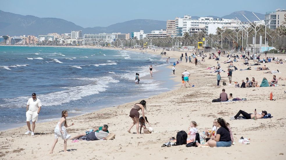 Wenn Unsicherheit wächst, bleiben viele bei Bewährtem: Ziele wie die Balearen sind im Sommer stark gefragt – wie hier Mallorca. (Archivbild) Foto: Clara Margais