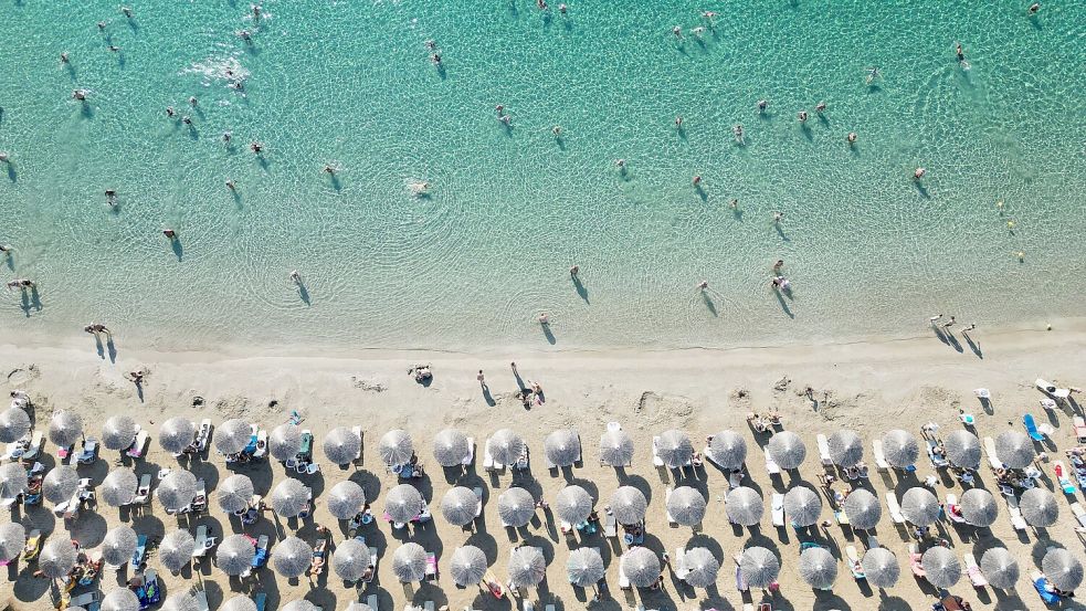 Viele Urlauber zieht es weiterhin nach Griechenland – Hoteliers blicken jedoch mit Unsicherheit auf den Sommer. (Archivbild) Foto: Thanassis Stavrakis/AP/dpa