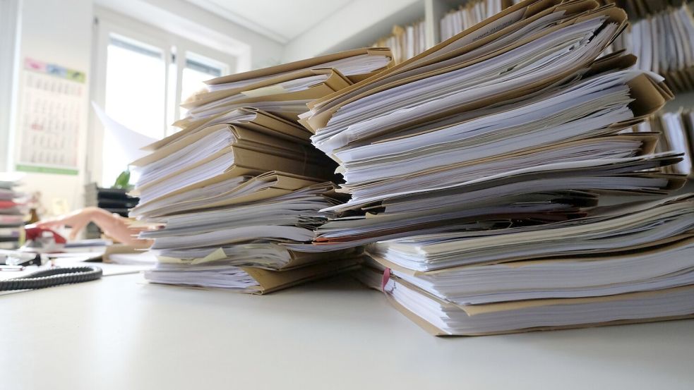 Formulare, Ordner, Stempel - wer ein Haus bauen, ein Unternehmen gründen oder eine Steuerrückzahlung erhalten will, muss sich oft durch zähe Prozesse hindurchquälen. (Symbolbild) Foto: Bernd Weißbrod