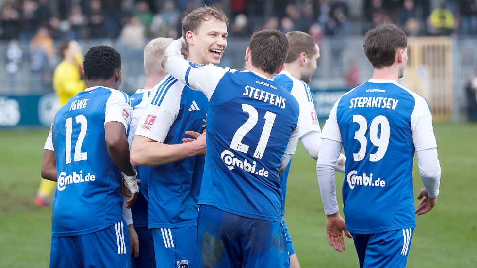 Nach zwei Niederlagen in Folge wollen die Fußballer von Kickers Emden am Samstag gegen St. Pauli II wieder jubeln. Foto: Jens Doden/Emden