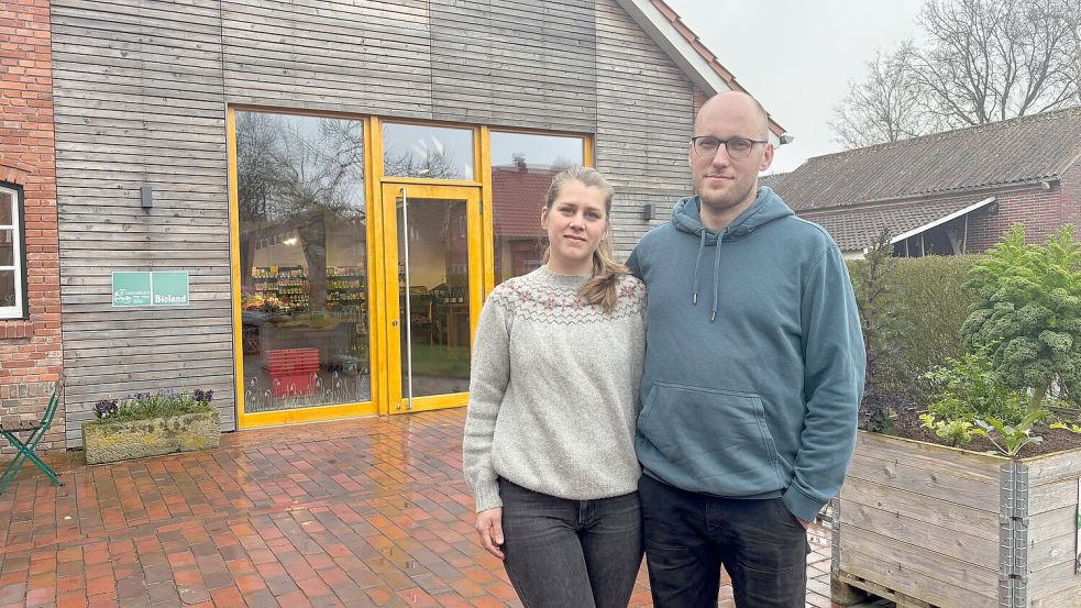 Felicitas Walczuch und Willem ter Veen betreiben einen Gärtnerhof in Großoldendorf. Hier stehen beide vor ihrem Hofladen. Foto: Lars Löschen
