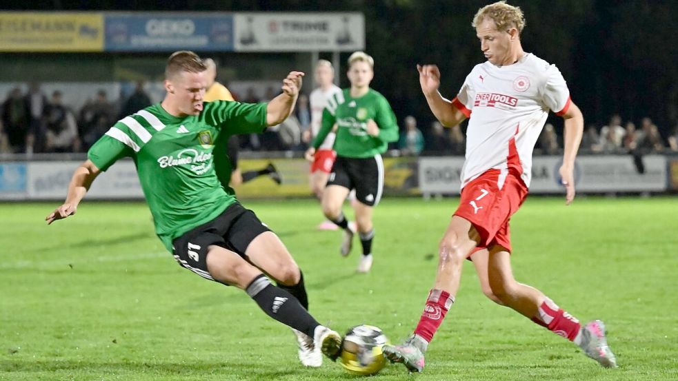 Der TuS Pewsum (links Julian Jauken) und SV Großefehn (rechts Holger Wulff) liefern sich ein enges Duell um die Bezirksliga-Meisterschaft. Bereits beim torlosen Hinspiel in Großefehn waren wir mit unserem Kamerateam vor Ort. Foto: Jens Doden, Blomberg